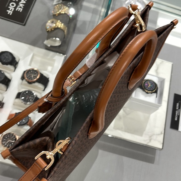 Michael Kors "Mirella" MD EW Tote Brown Shoulder Bag - 35F2G7ZT2B
Brown
NWT - Picture 13 of 16